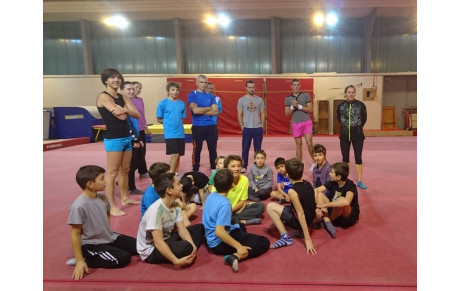 Entrainement de gym pour les garçons à Cluses
